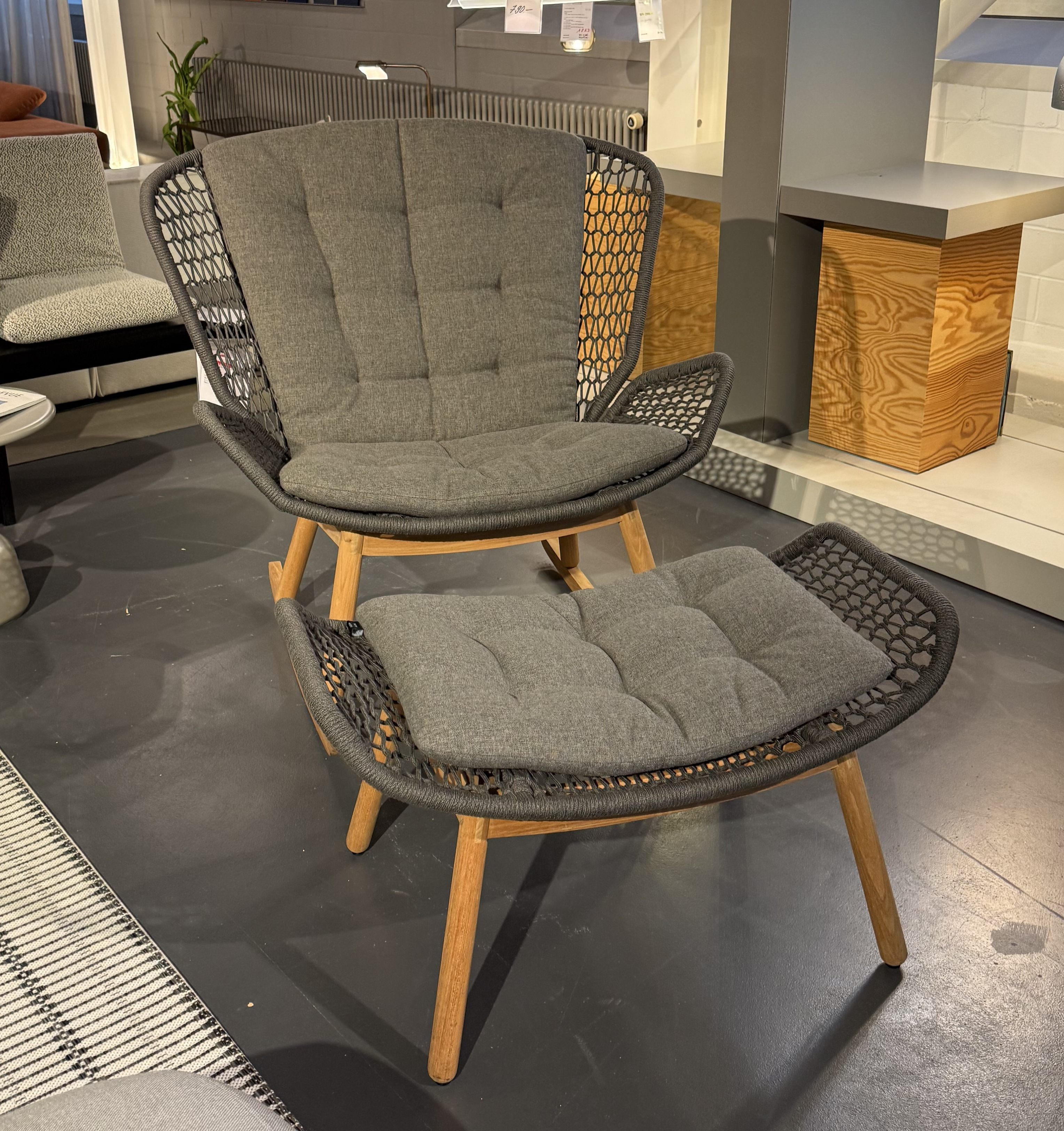 Relax-Schaukelstuhl Wing light mit Hocker