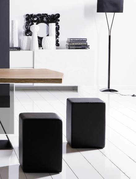 Pomp Hocker