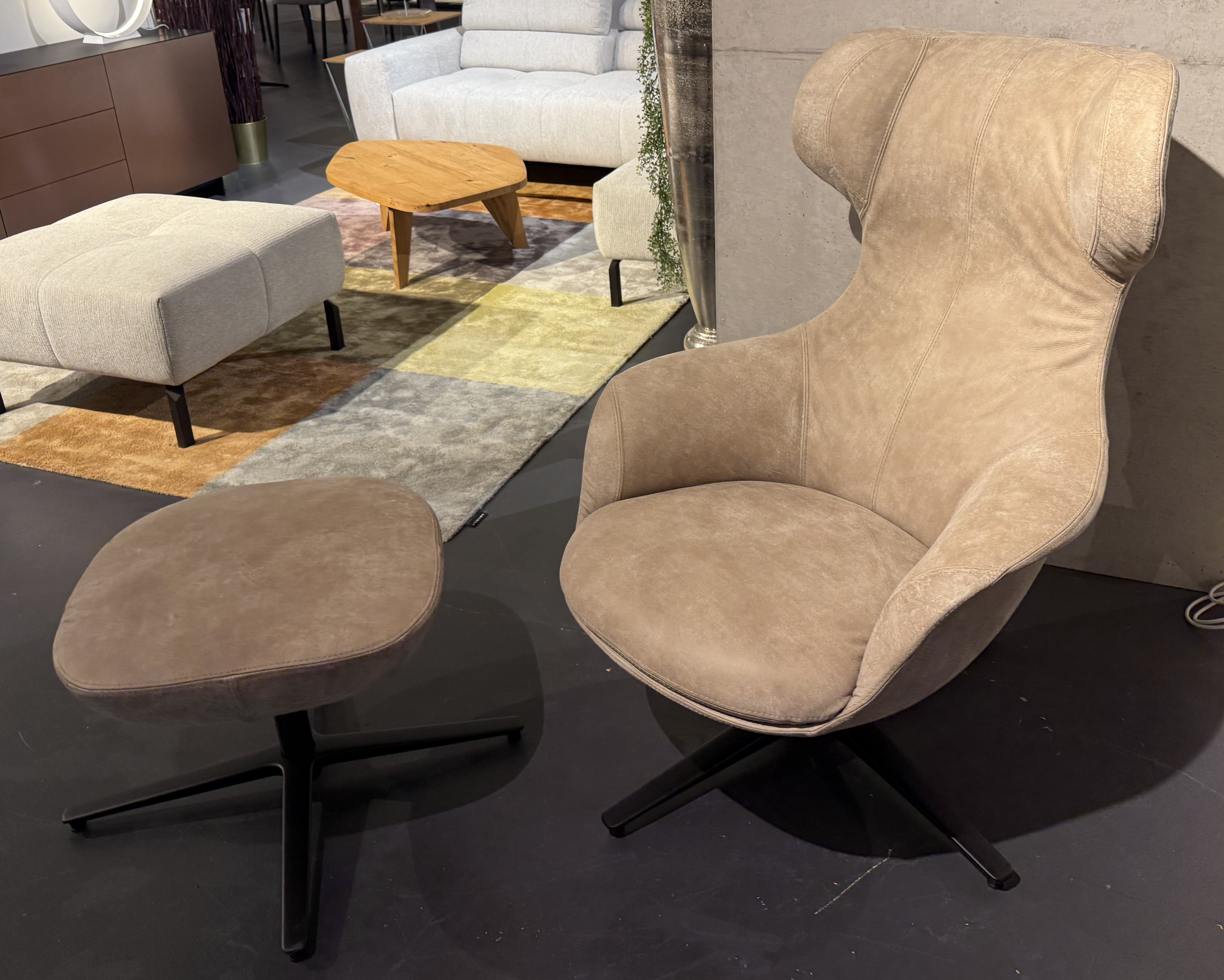 Design-Sessel Peaches mit Hocker